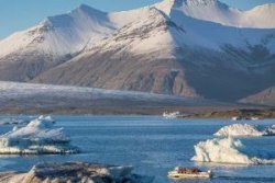  J&ouml;kuls&aacute;rl&oacute;n-gletsjerlagune per amfibie boot